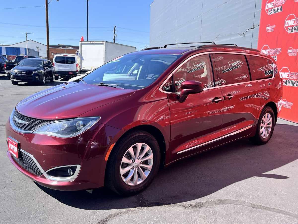 Used 2017 Chrysler Pacifica Touring-L FWD image 4
