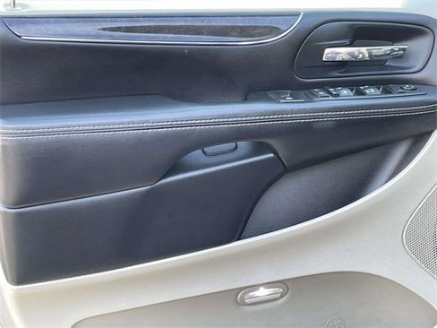 Used 2014 Chrysler Town & Country Touring image 16