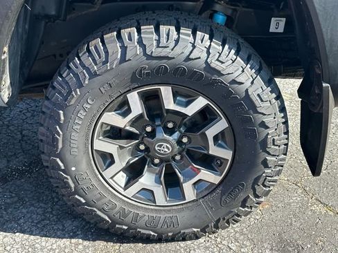 Used 2020 Toyota Tacoma TRD Off-Road image 25