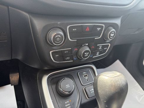 Used 2020 Jeep Compass Latitude w/ Cold Weather Group AWD/4WD image 22