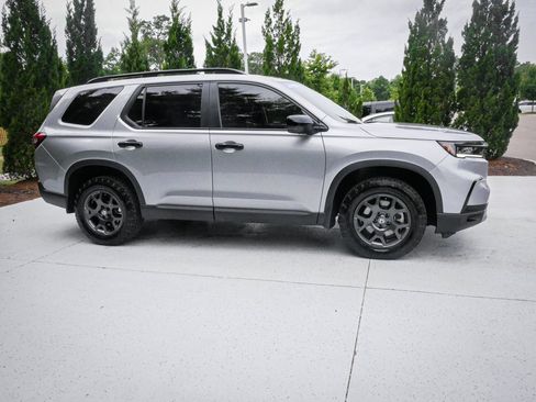 Used 2025 Honda Pilot TrailSport image 11