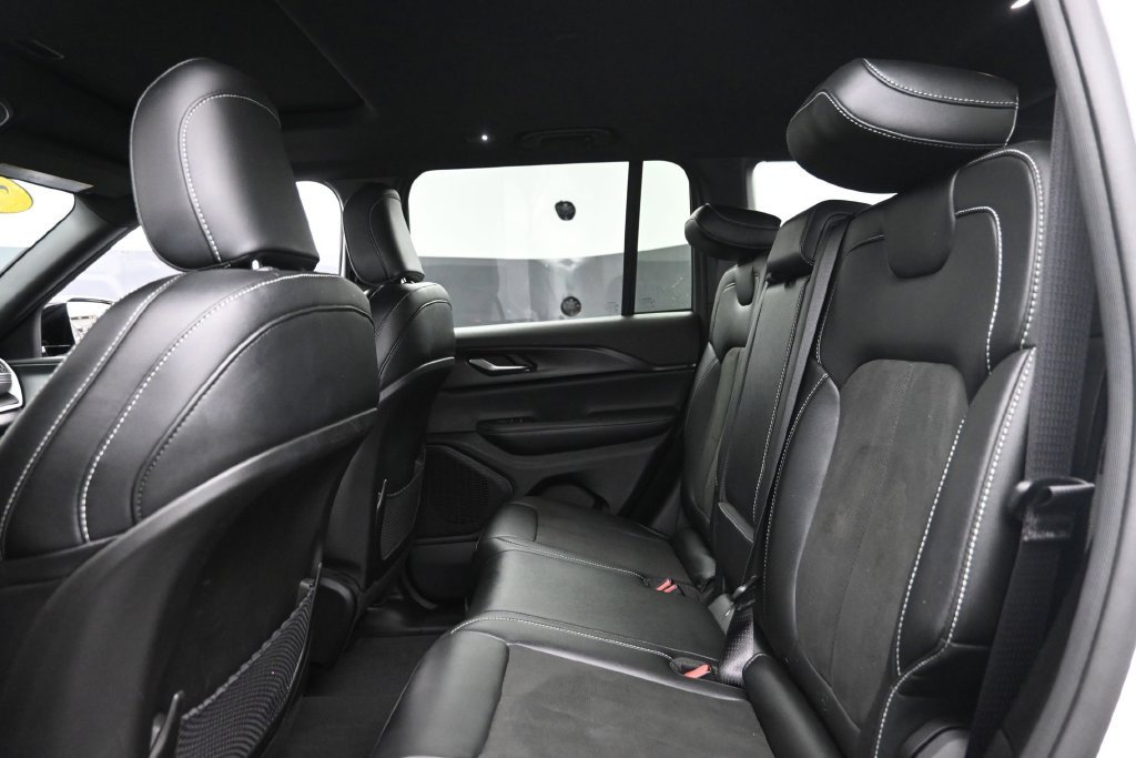 Used 2023 Jeep Grand Cherokee Altitude AWD/4WD image 12