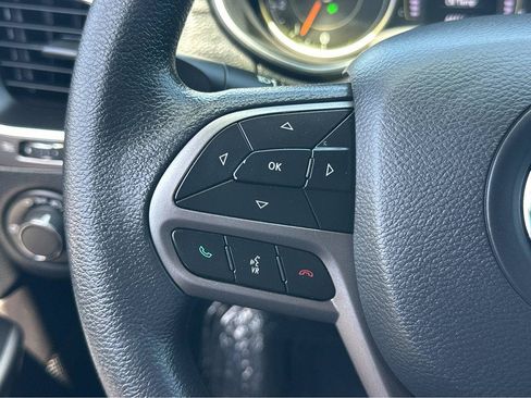 Used 2020 Jeep Cherokee Latitude FWD image 22