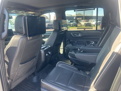 Used 2021 GMC Yukon XL SLT w/ SLT Premium Package image 3