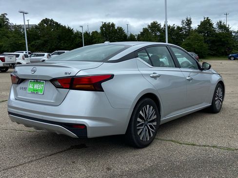 Used 2024 Nissan Altima 2.5 SV FWD image 3