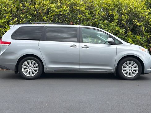 Used 2013 Toyota Sienna XLE AWD/4WD image 3