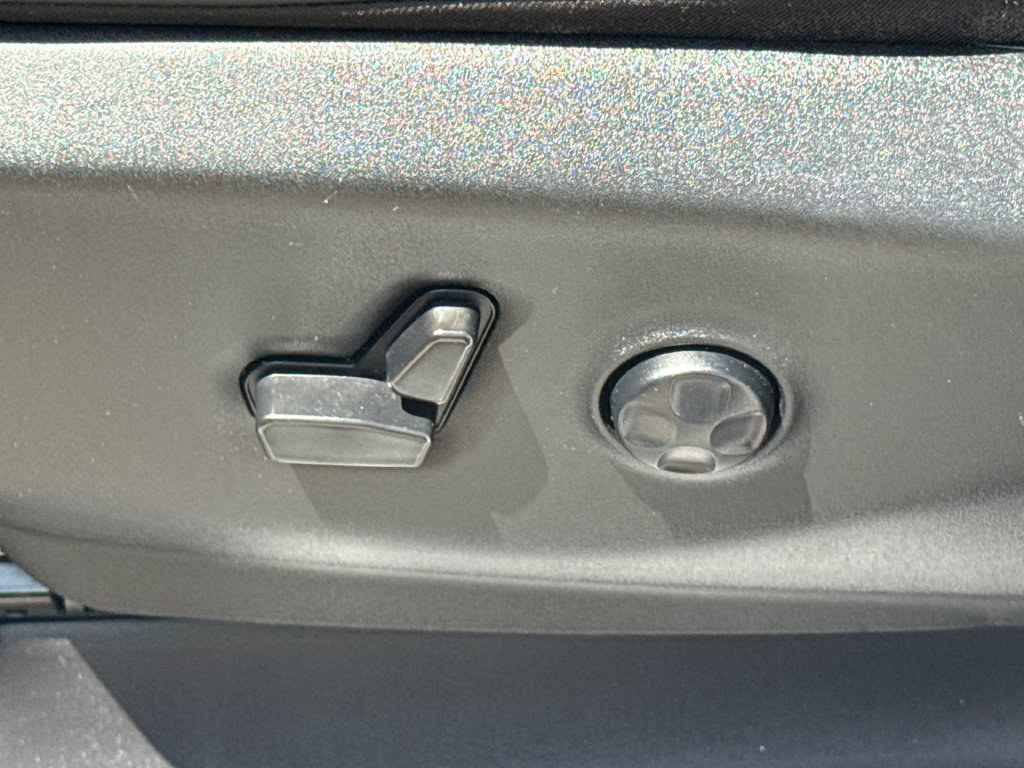 Used 2024 Chrysler Pacifica Limited FWD image 24