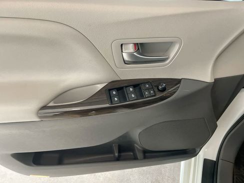 Used 2020 Toyota Sienna XLE w/ XLE Navigation Package AWD/4WD image 13