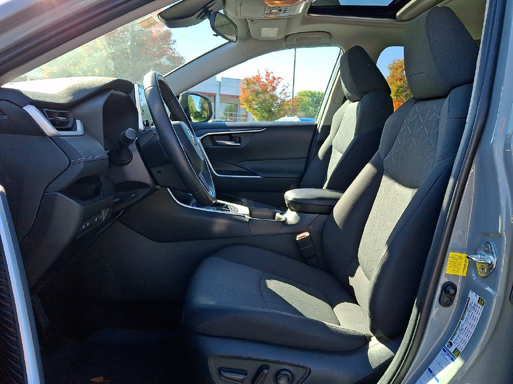 Used 2021 Toyota RAV4 XLE w/ Convenience Package AWD/4WD image 15