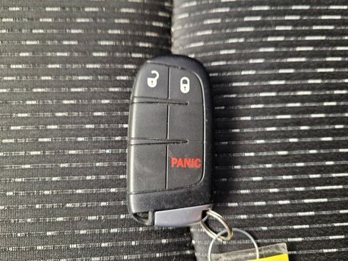 Used 2017 Dodge Journey SXT image 32