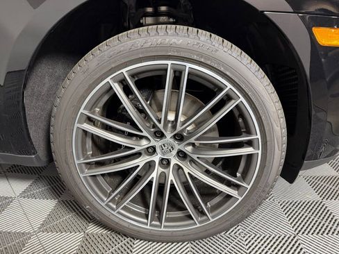Certified 2025 Porsche Macan S image 14