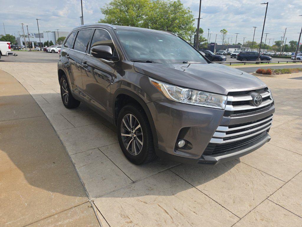 Used 2019 Toyota Highlander XLE FWD image 3