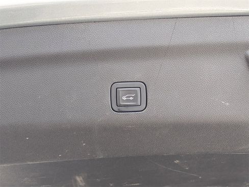 Used 2025 Chevrolet Suburban Z71 image 37