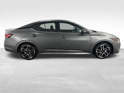 Used 2025 Nissan Sentra SR FWD image 8