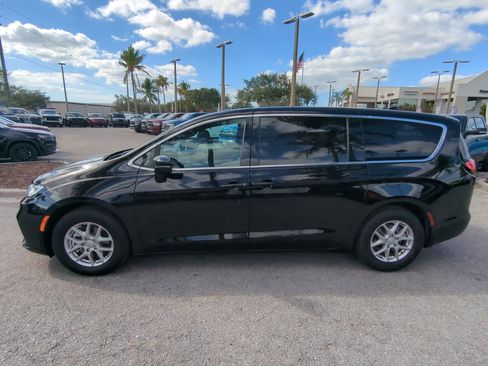 Used 2025 Chrysler Pacifica Select image 8