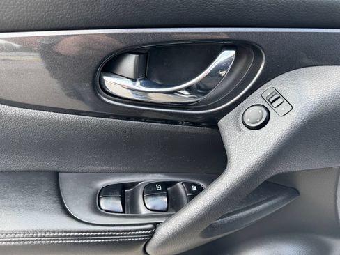 Used 2017 Nissan Rogue AWD image 12