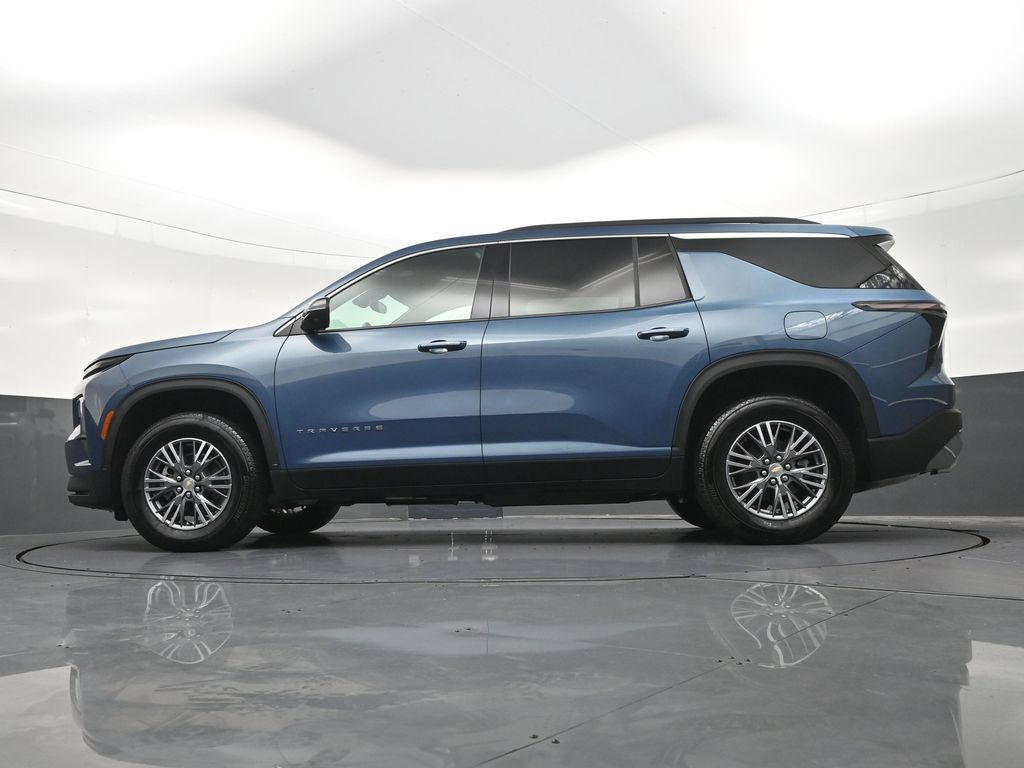 Used 2025 Chevrolet Traverse LT w/ Driver Confidence Package FWD image 30