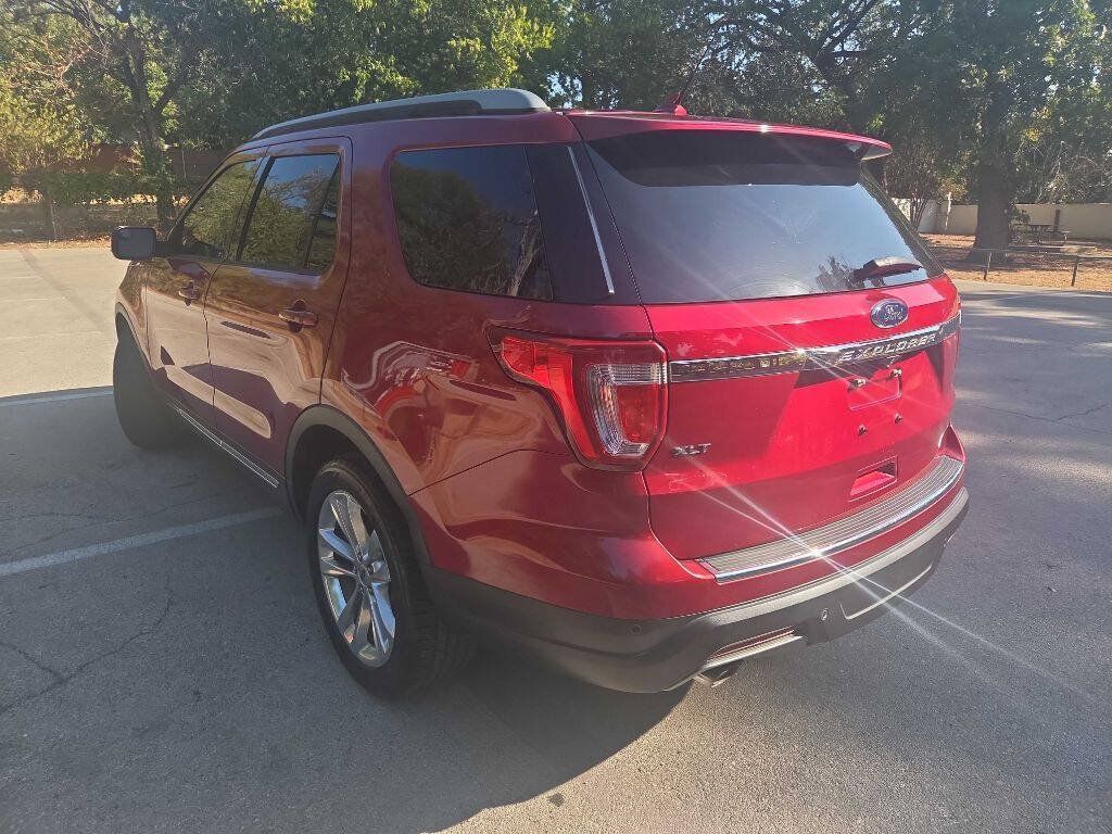 Used 2018 Ford Explorer XLT w/ Equipment Group 202A FWD image 5