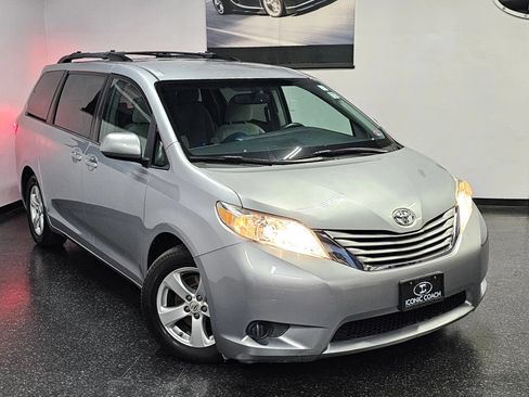 Used 2016 Toyota Sienna LE FWD image 2
