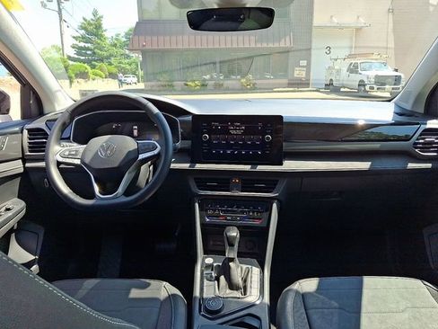 Certified 2025 Volkswagen Taos SE image 15