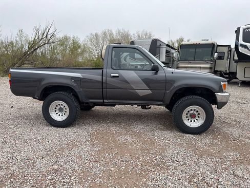 Used 1989 Toyota Pickup Deluxe AWD/4WD image 2