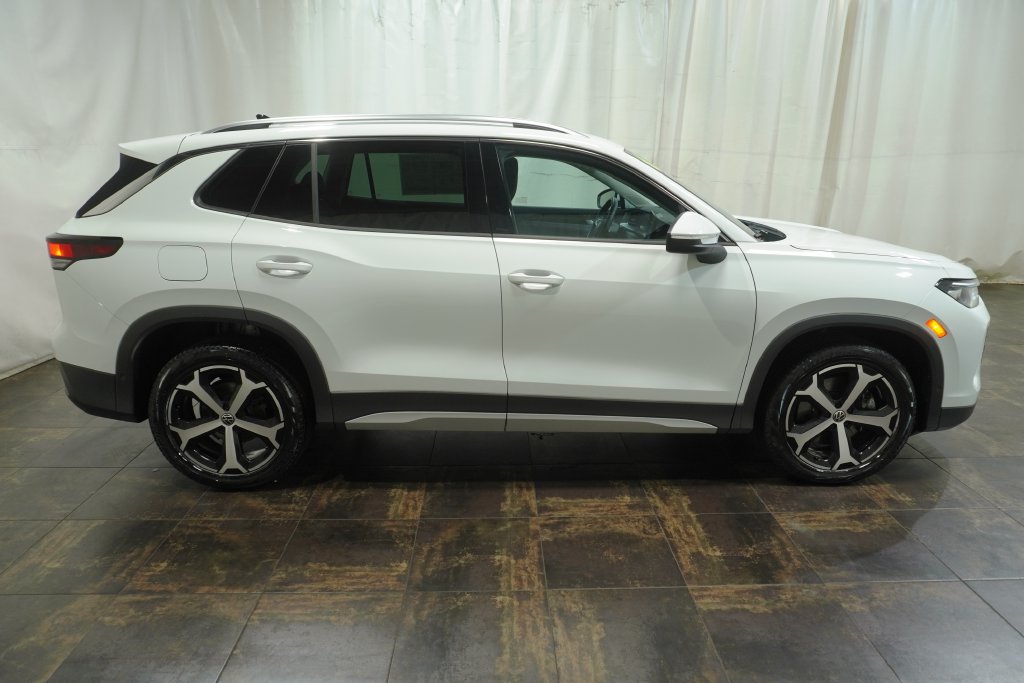 Used 2026 Volkswagen Tiguan SE AWD/4WD image 3