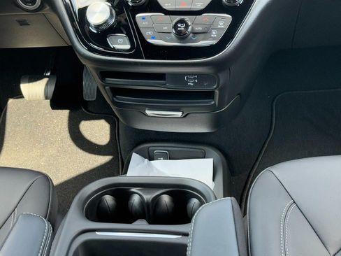 New 2027 Chrysler Pacifica Select FWD image 12