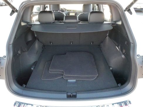 Certified 2022 Volkswagen Tiguan SEL R-Line image 18