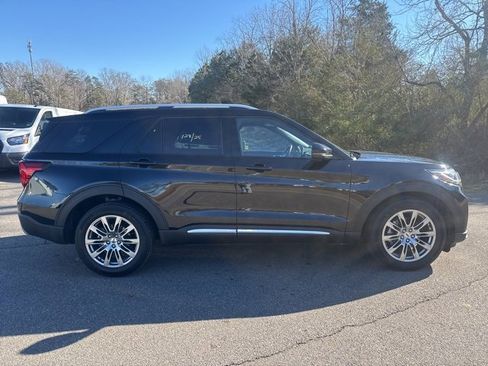 Used 2025 Ford Explorer Platinum image 2