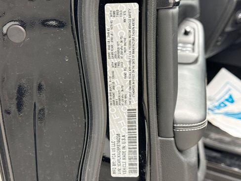 Used 2023 Jeep Grand Cherokee L Laredo image 25