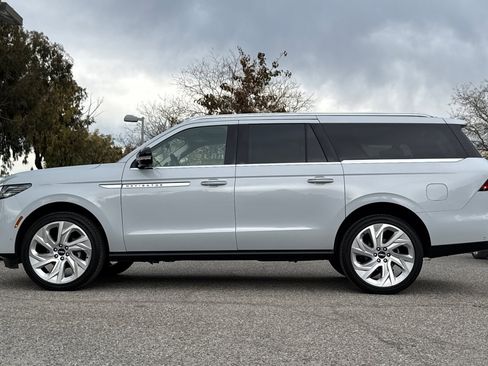 Certified 2025 Lincoln Navigator L Reserve image 7