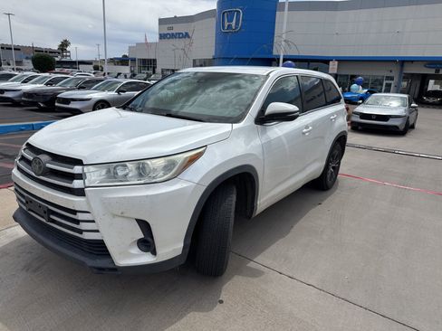 Used 2017 Toyota Highlander LE w/ Carpet Mat Package image 2