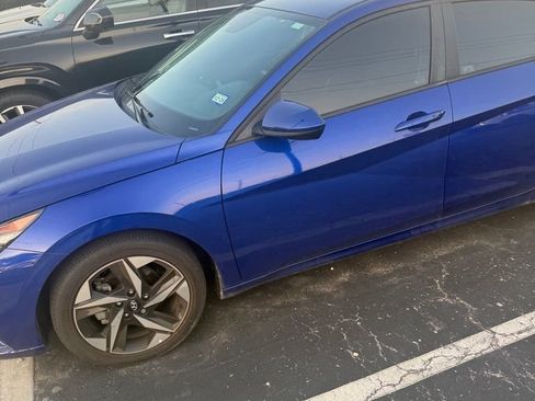Used 2023 Hyundai Elantra SEL w/ Convenience Package FWD image 3