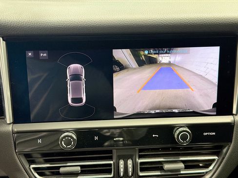 Certified 2023 Porsche Macan AWD/4WD image 32