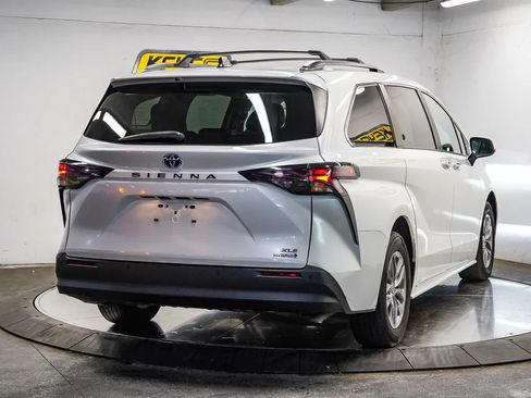 Used 2023 Toyota Sienna XLE FWD image 6