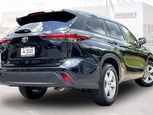 Used 2025 Toyota Highlander LE FWD image 34