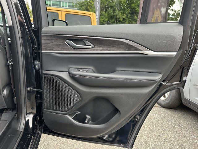Used 2023 Jeep Grand Cherokee Limited AWD/4WD image 22