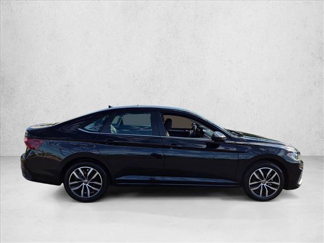Used 2025 Volkswagen Jetta SE FWD image 4