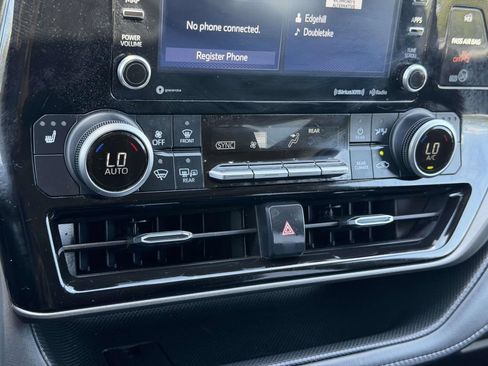 Used 2021 Toyota Highlander XLE AWD/4WD image 5