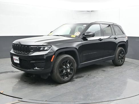 Used 2025 Jeep Grand Cherokee Altitude AWD/4WD image 6