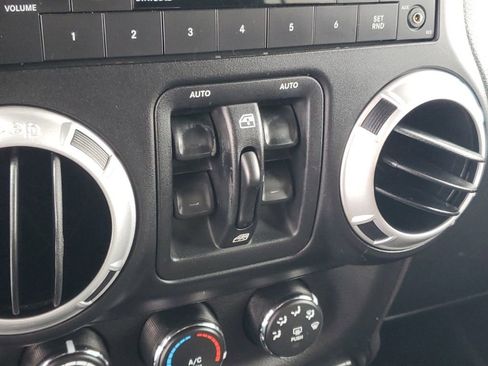 Used 2014 Jeep Wrangler Unlimited Sahara w/ Connectivity Group image 18