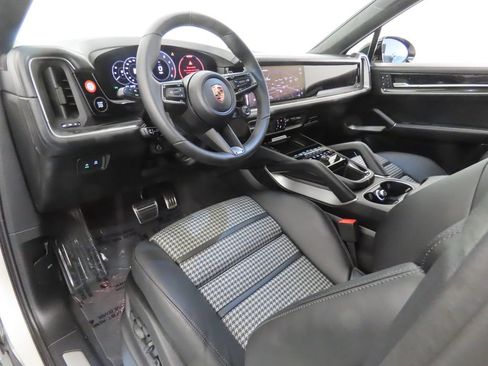 Certified 2026 Porsche Cayenne GTS AWD/4WD image 4