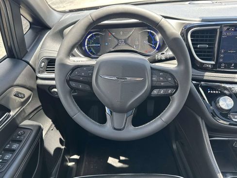 Used 2023 Chrysler Pacifica Limited w/ Uconnect Theater Family Group FWD image 17