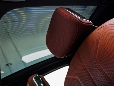 Used 2023 BMW 760i xDrive w/ Luxury Rear Seating Package image 7