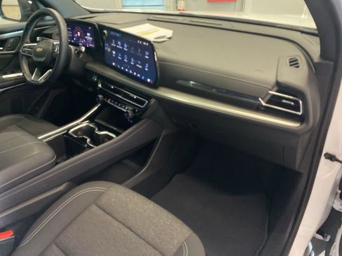 Used 2025 Chevrolet Traverse LT image 18