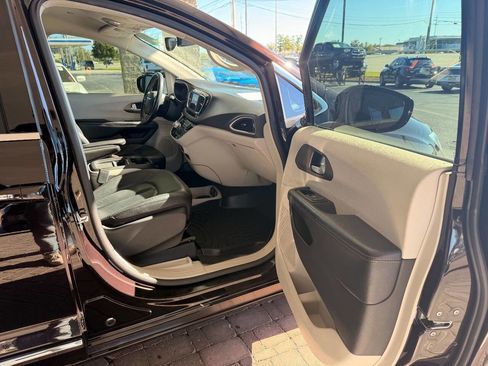 Used 2019 Chrysler Pacifica Touring-L image 39