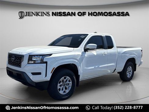 Used 2024 Nissan Frontier SV image 1