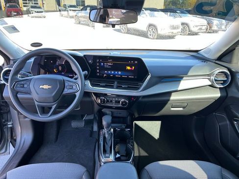 Certified 2025 Chevrolet Trax LT FWD image 12