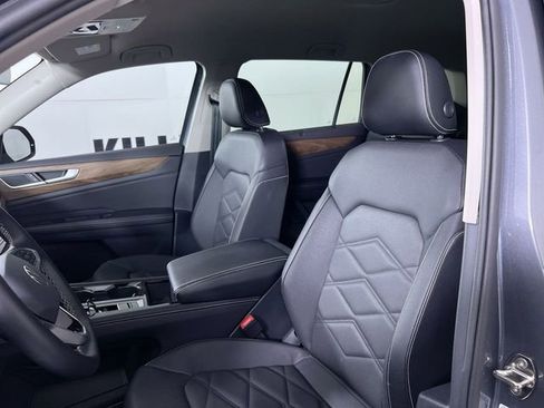 Used 2025 Volkswagen Atlas SE image 11