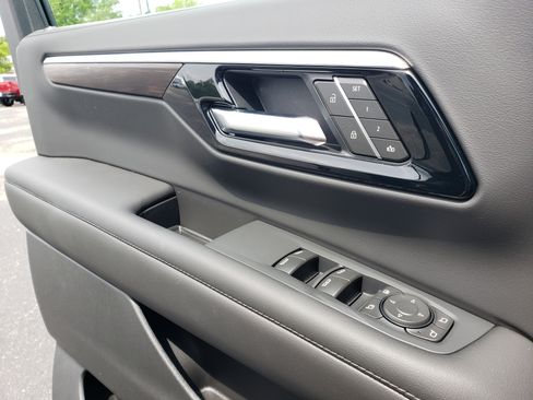 New 2026 Chevrolet Suburban Z71 w/ Comfort Package AWD/4WD image 13